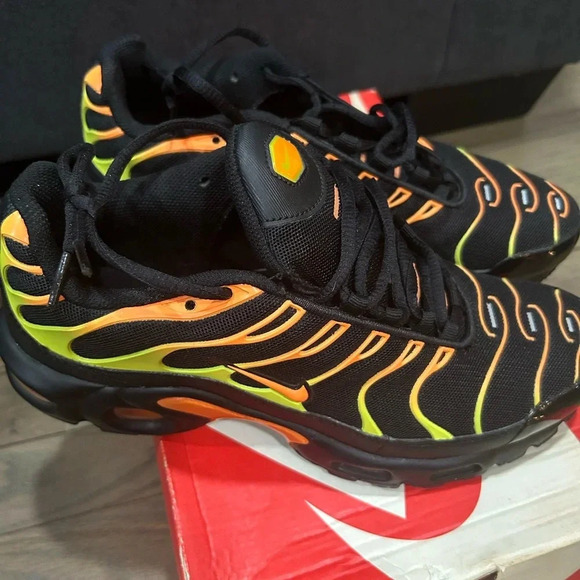 Women Size 8 Nike Air Max Plus - Picture 2 of 7